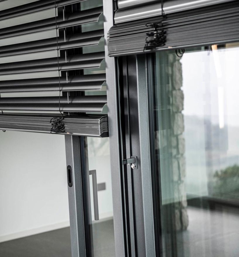 Standardraffstores im geöffneten und geschlossenen Zustand