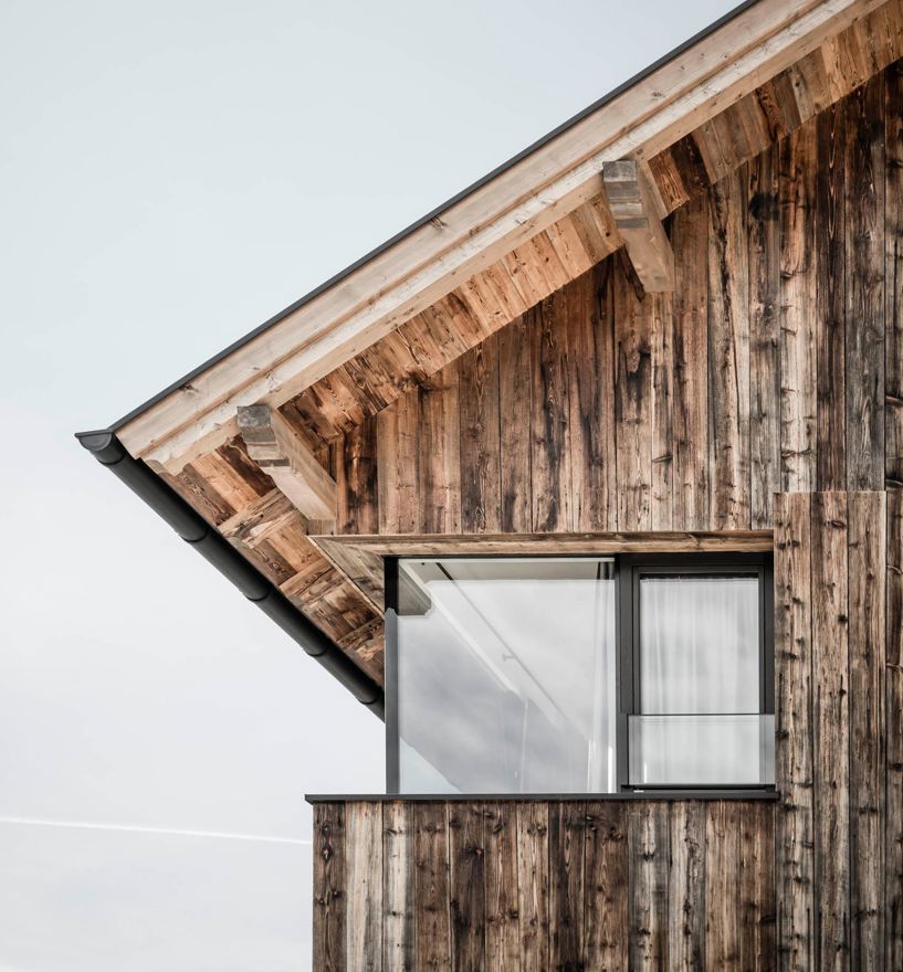 Ein Fenster mit Ganzglaseckverbindung von außen