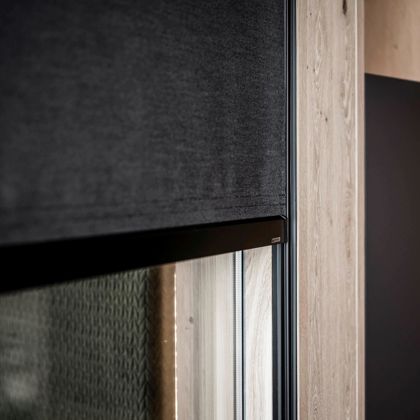 Detail eines Fensters mit Zip-Verdunkelung