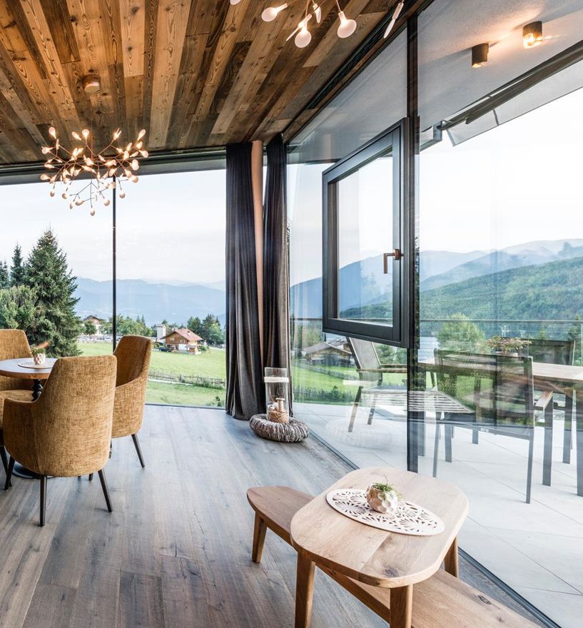 Die Bar eines Hotels mit Terrasse, Verglasungen und Fenster im Glas