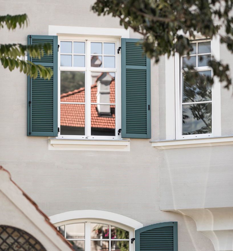 Fenster mit Holz-Jalousien