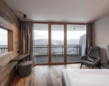 Ein Hotelzimmer mit Balkon und Holzfenstern Topline 80