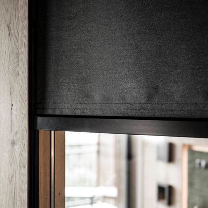 Una finestra con tenda oscurante con guida zip