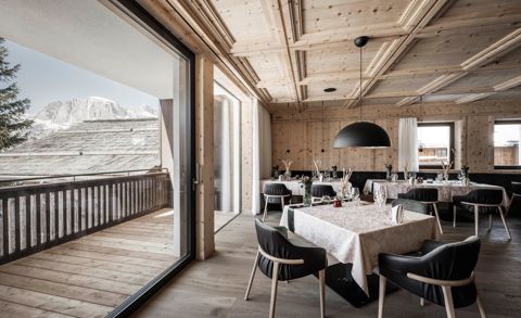 Der Speisesaal mit Balkon und Hebe-Schiebetüren