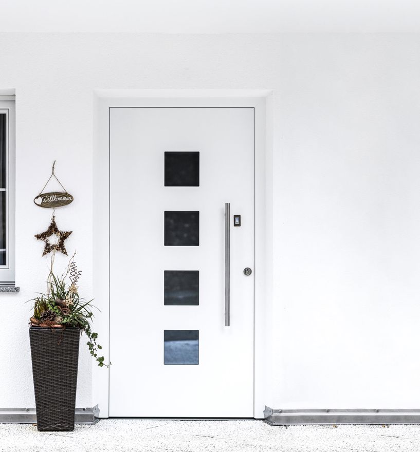 Weiße Haustür im modernen Stil mit vier quadratischen Glaseinsätzen in vertikaler Anordnung