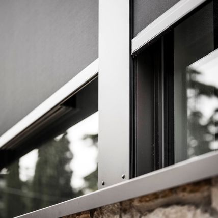 Finestre con tende oscuranti con guida zip abbassate a metà