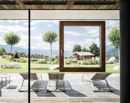 Die Panoramafenster im Ruheraum vom Hotel Sonnenberg mit Fenster im Glas