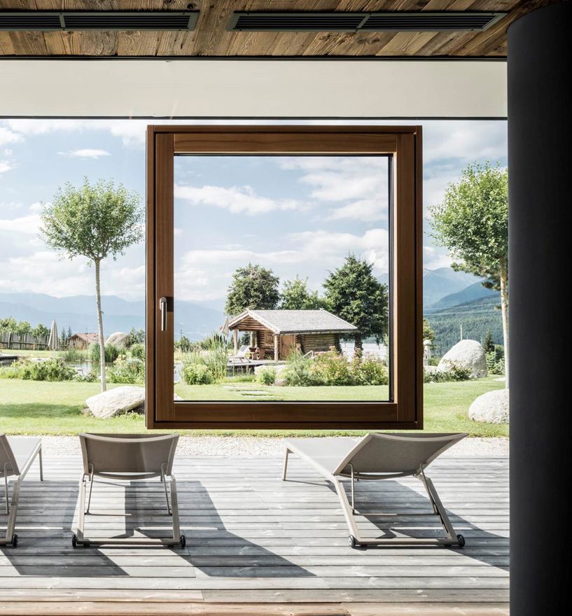 Die Panoramafenster im Ruheraum vom Hotel Sonnenberg mit Fenster im Glas