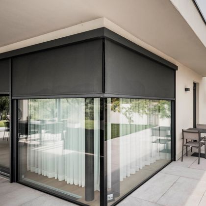 L'accesso ad una terrazza in vetro con tende oscuranti con guida zip