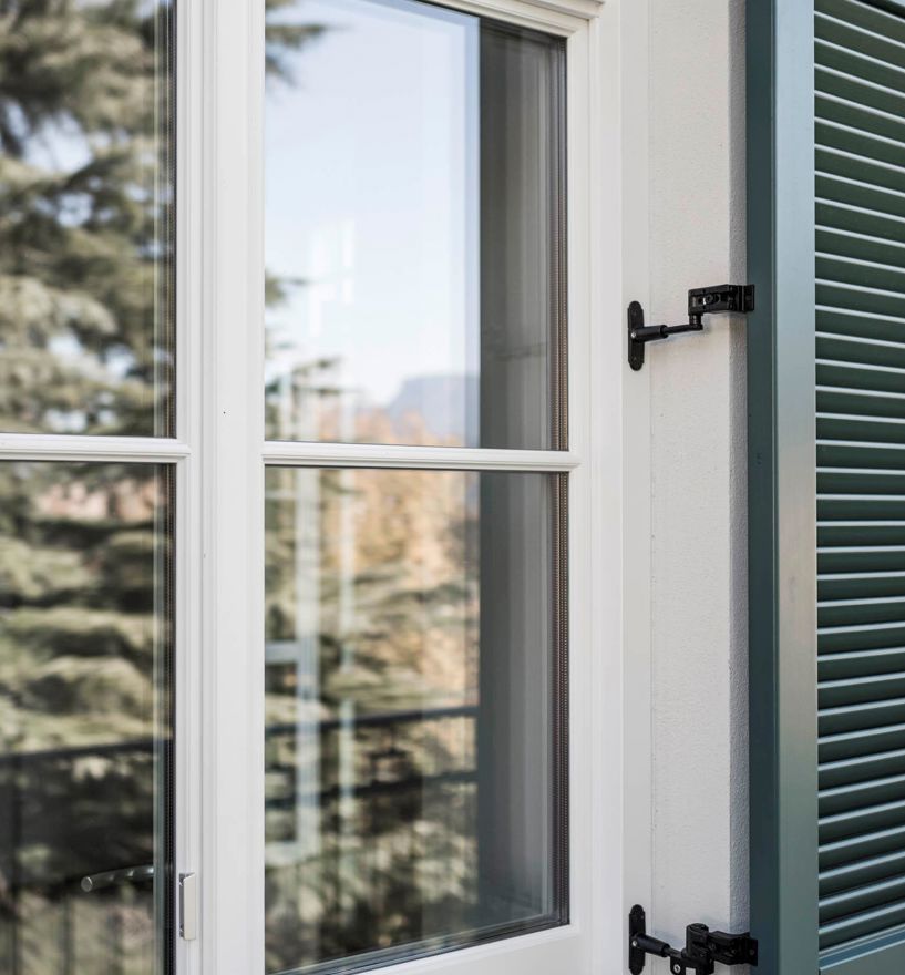 Fenster mit Holz-Jalousien und Aufsatzsprossen