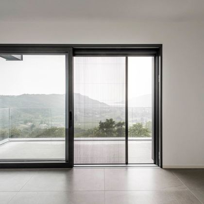 La porta di un balcone con zanzariera plissetata