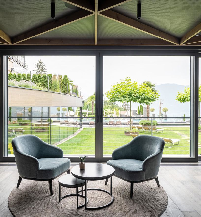 Porte scorrevoli nel bar di un albergo