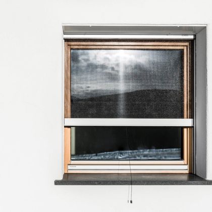 Finestra con zanzariera avvolgibile e davanzale esterno