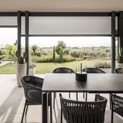 Finestre panoramiche con tende oscuranti con guida zip