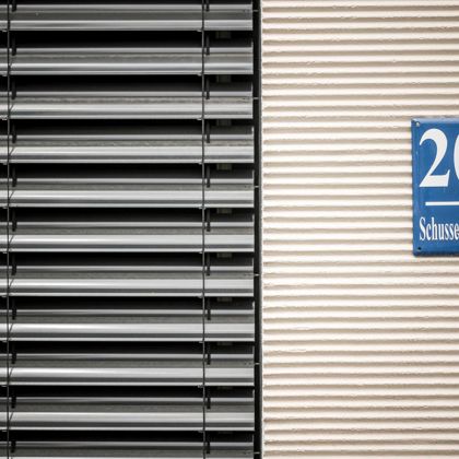 La facciata di uno stabile con frangisole standard abbassati