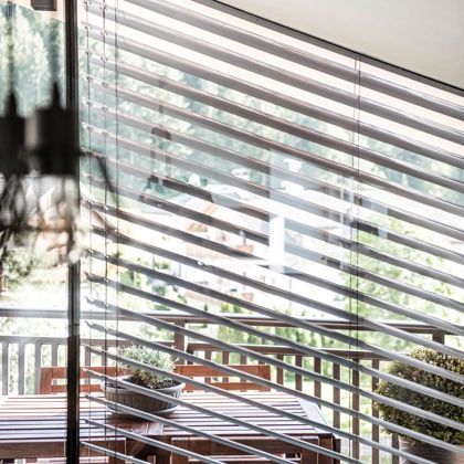 Finestra frameless con frangisole standard tirate