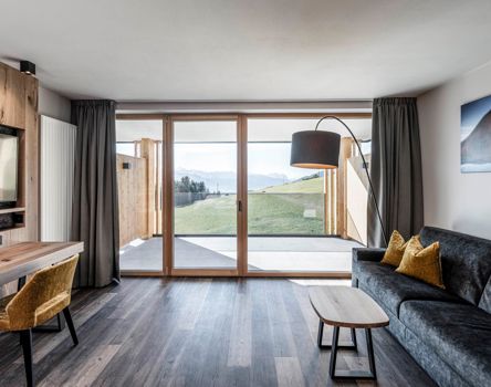 Holzfenster Topline 80 in einer Hotelsuite