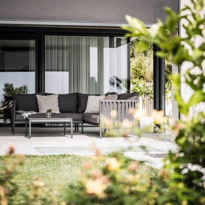 Una terrazza con tende oscuranti con guida zip