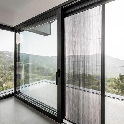 La porta di un balcone con zanzariera plissetata