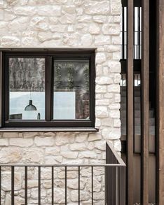 Una finestra in legno-aluminio dell'Alto Adige vista dall'esterno