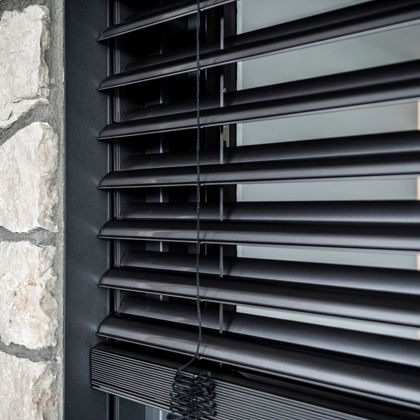 Una finestra con frangisole standard vista dall'esterno