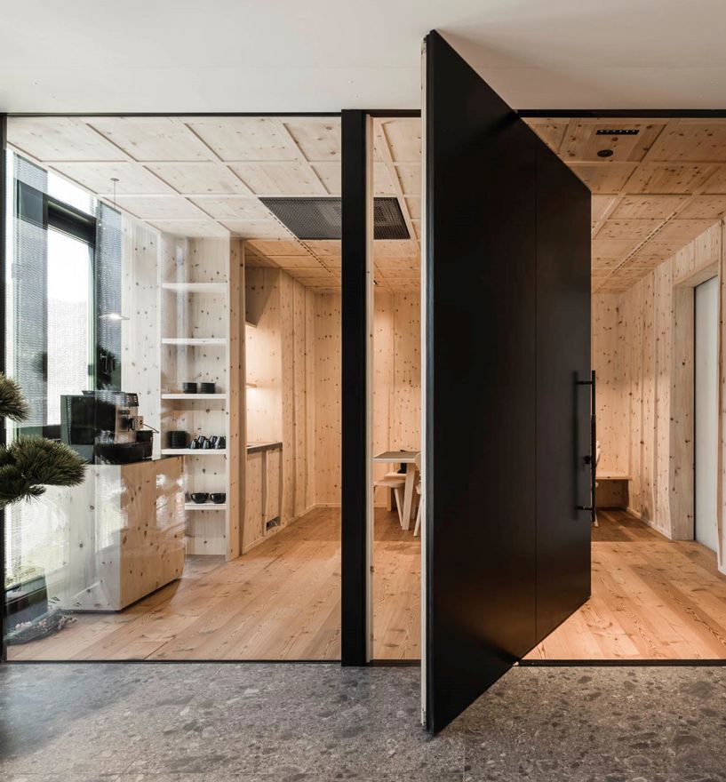 Die Haustür SWING in unserem Showroom im Interior Tower