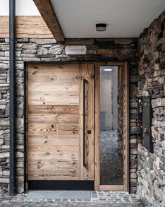 Una porta d'ingresso in legno dell'Alto Adige