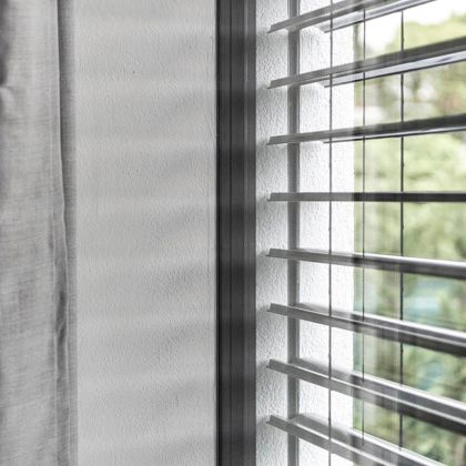 Una finestra con frangisole vista dall'interno