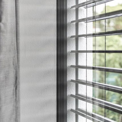 Una finestra con frangisole vista dall'interno