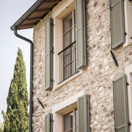 Projekt: Rustico Gardasee - Tip Top Fenster & Systeme - Fenster mit Sprossen und Jalousien aus Südtirol