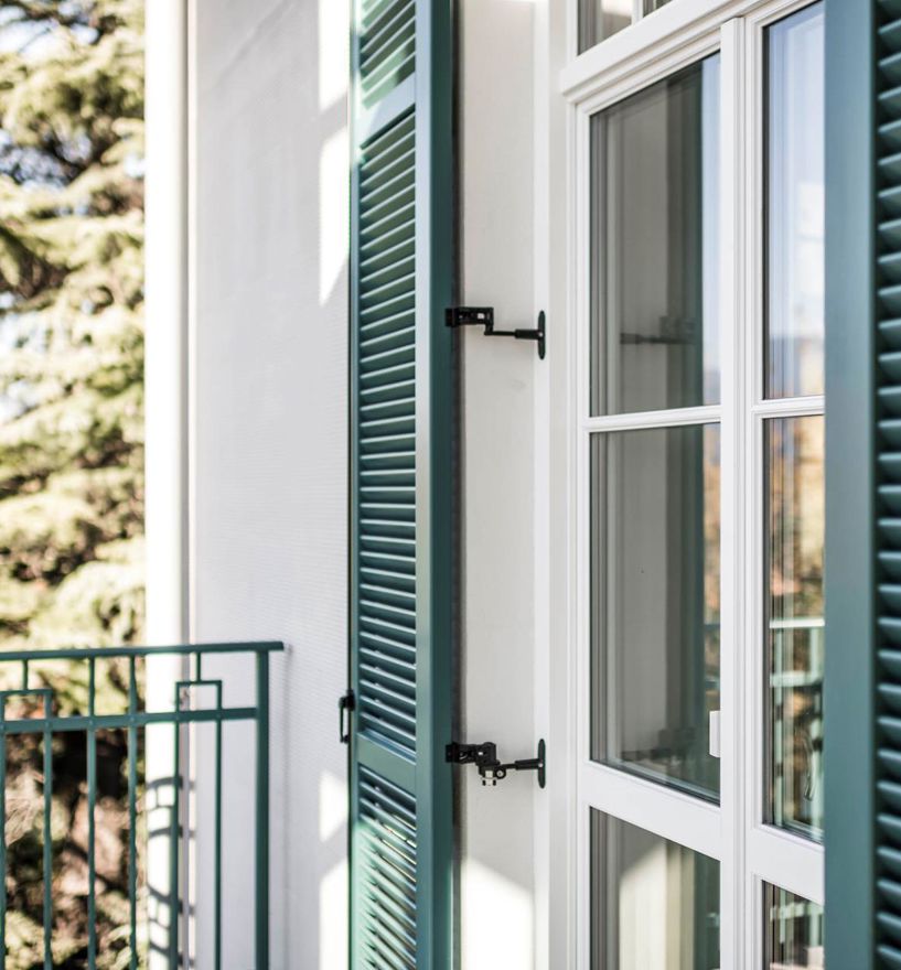 Fenster mit Holz-Jalousie und Aufsatzsprossen