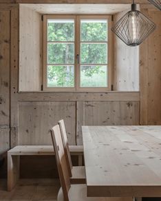 Ein Holzfenster aus Südtirol mit Aufsatzsprossen