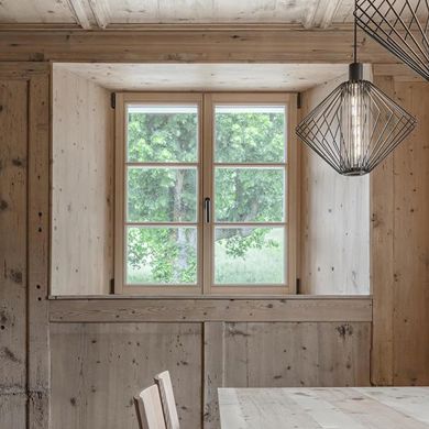 Ein Holzfenster aus Südtirol mit Aufsatzsprossen