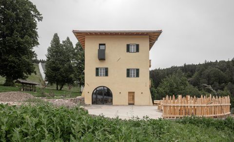 Die Fassade eines sanierten Bauernhofs in Aldein mit Holzfenstern SMARTLINE in Lärche LF3