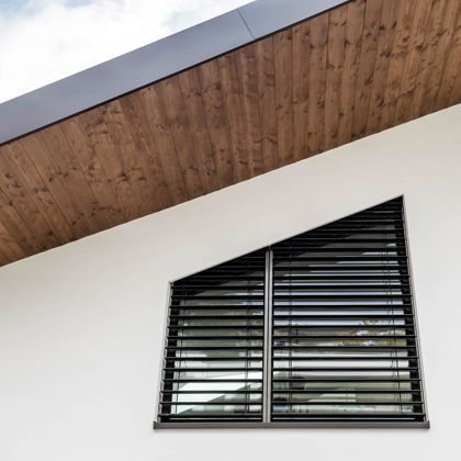 Una finestra con frangisole standard vista da fuori