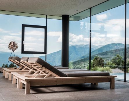 Der Ruheraum im Hotel Sonnenberg mit Panoramafenstern und Fenster im Glas