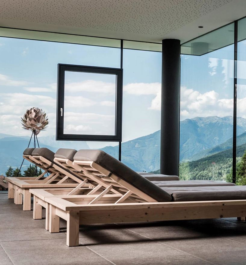 Der Ruheraum im Hotel Sonnenberg mit Panoramafenstern und Fenster im Glas