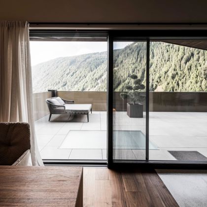 La porta di un balcone con zanzariera plissetata