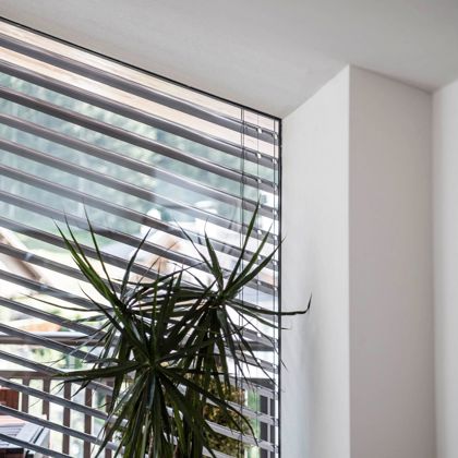 Finestra frameless con frangisole standard visto dall'interno