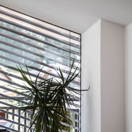 Finestra frameless con frangisole standard visto dall'interno