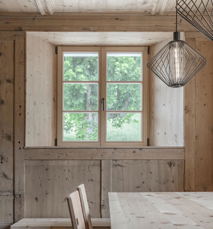 Ein Holzfenster aus Südtirol mit Aufsatzsprossen