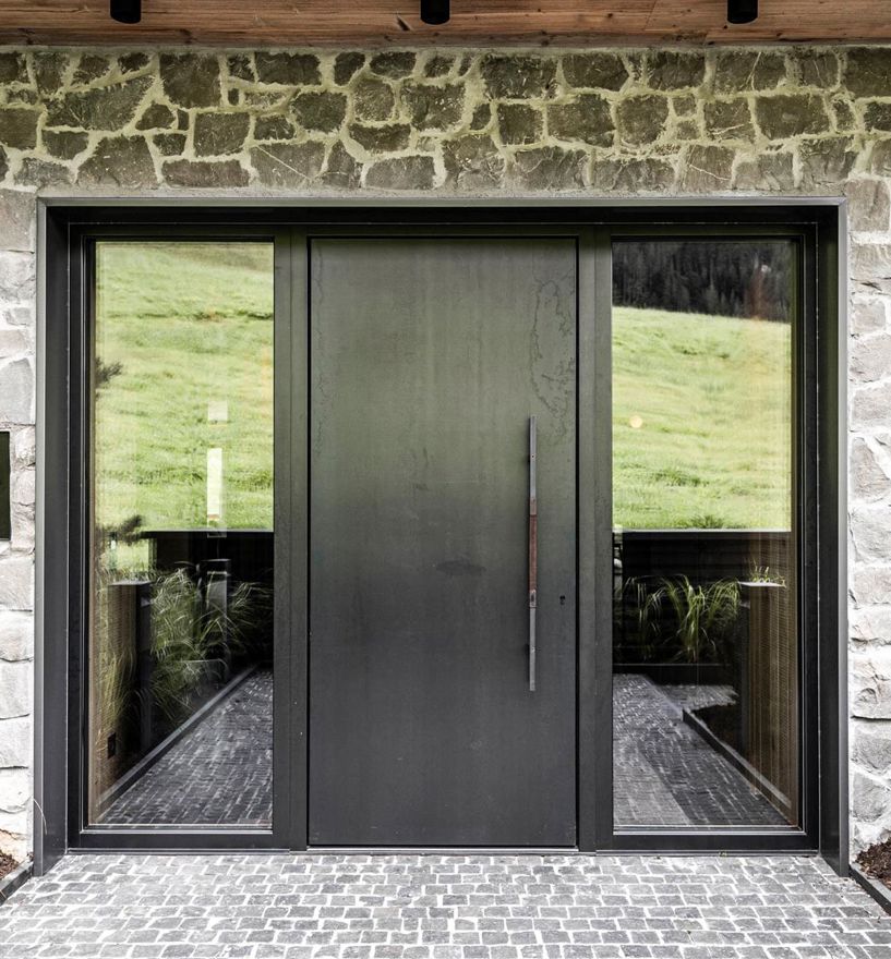 Moderne Eingangstür mit Glas und Steinfassade