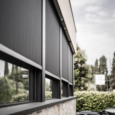 Finestre con tende oscuranti con guida zip e davanzali esterni